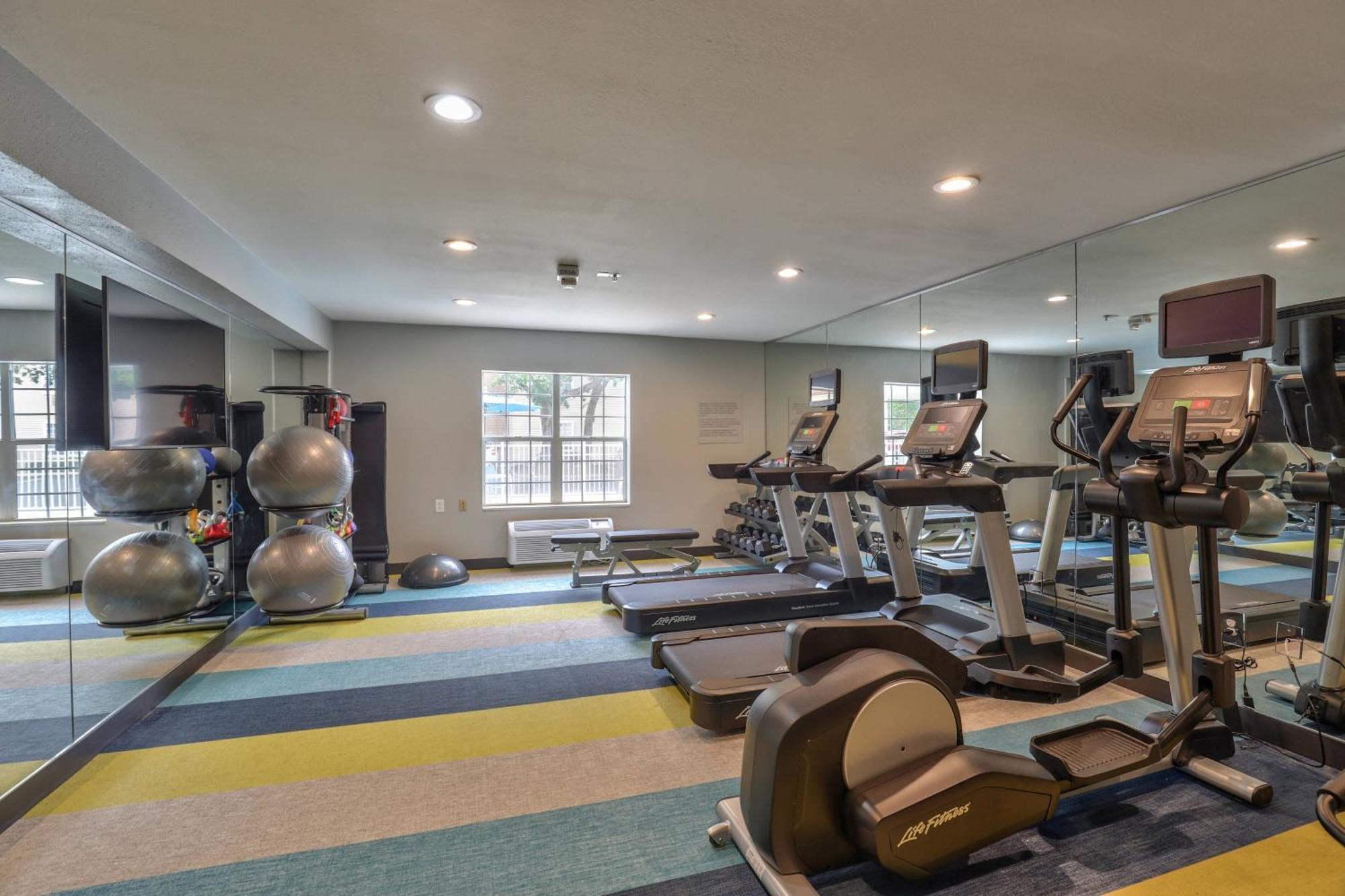 Alluxsuites At 1876, Ascend Hotel Collection Tallahassee Bagian luar foto