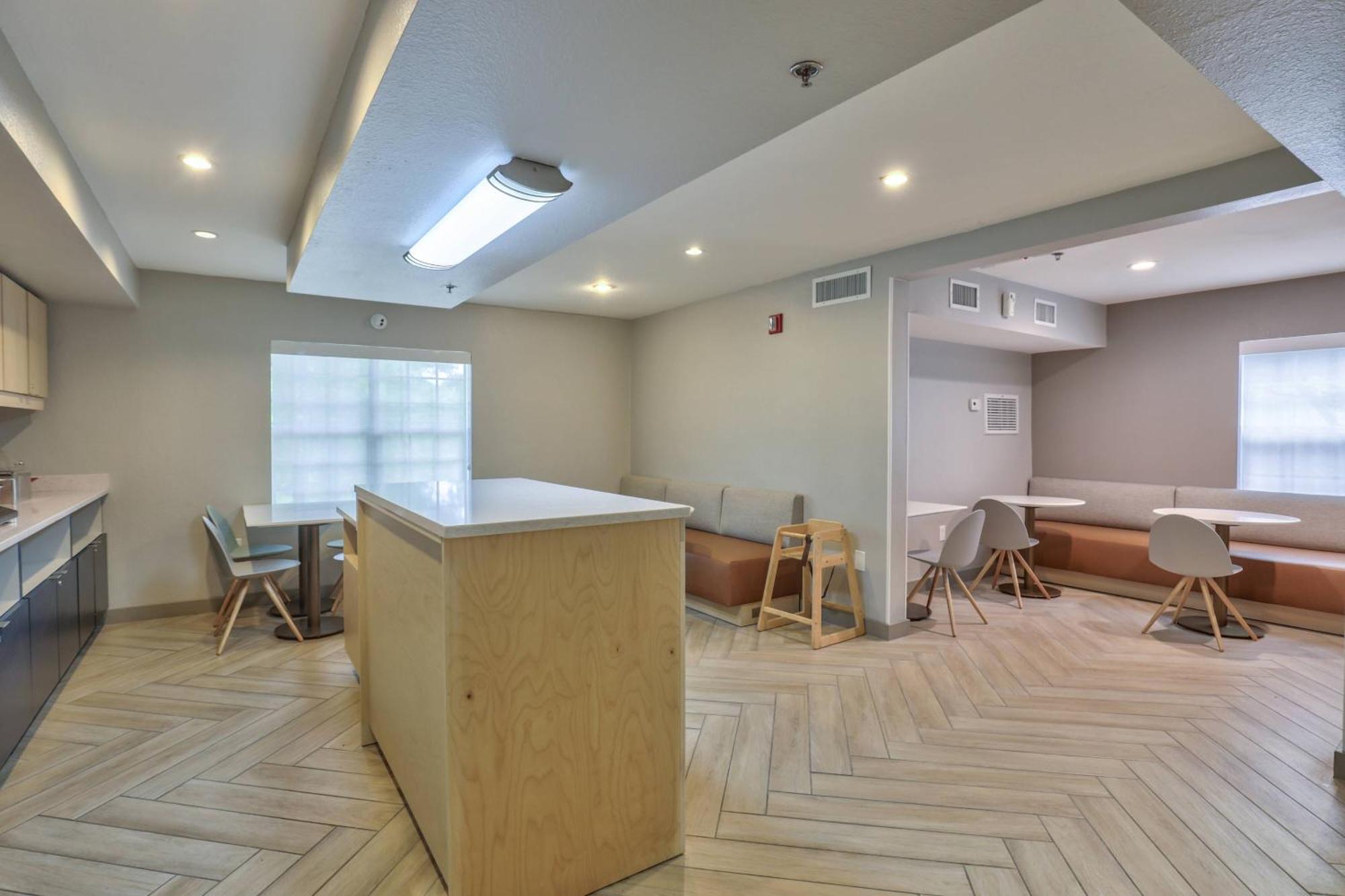 Alluxsuites At 1876, Ascend Hotel Collection Tallahassee Bagian luar foto