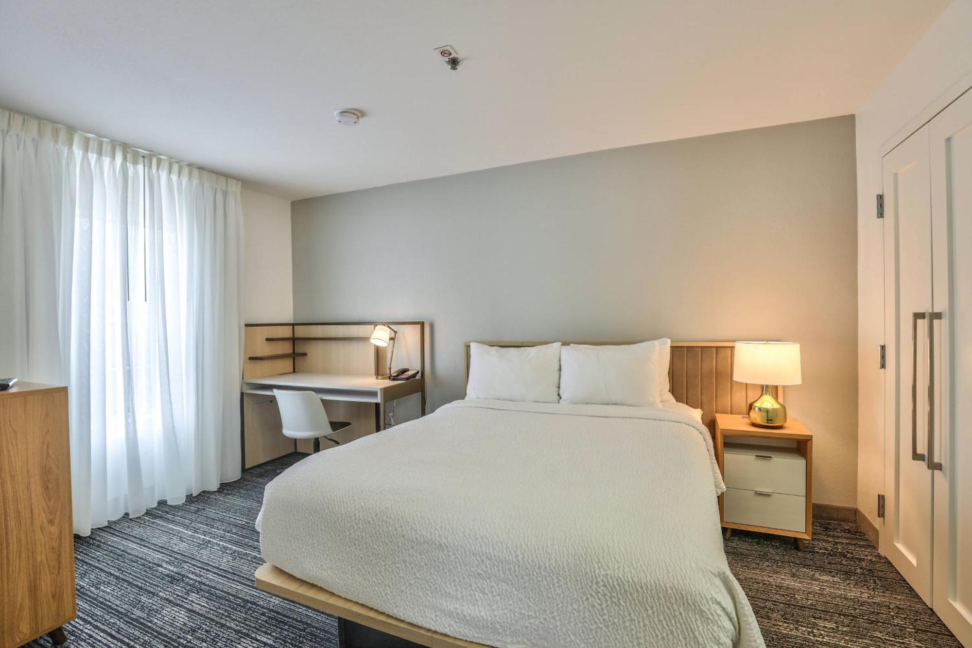 Alluxsuites At 1876, Ascend Hotel Collection Tallahassee Bagian luar foto