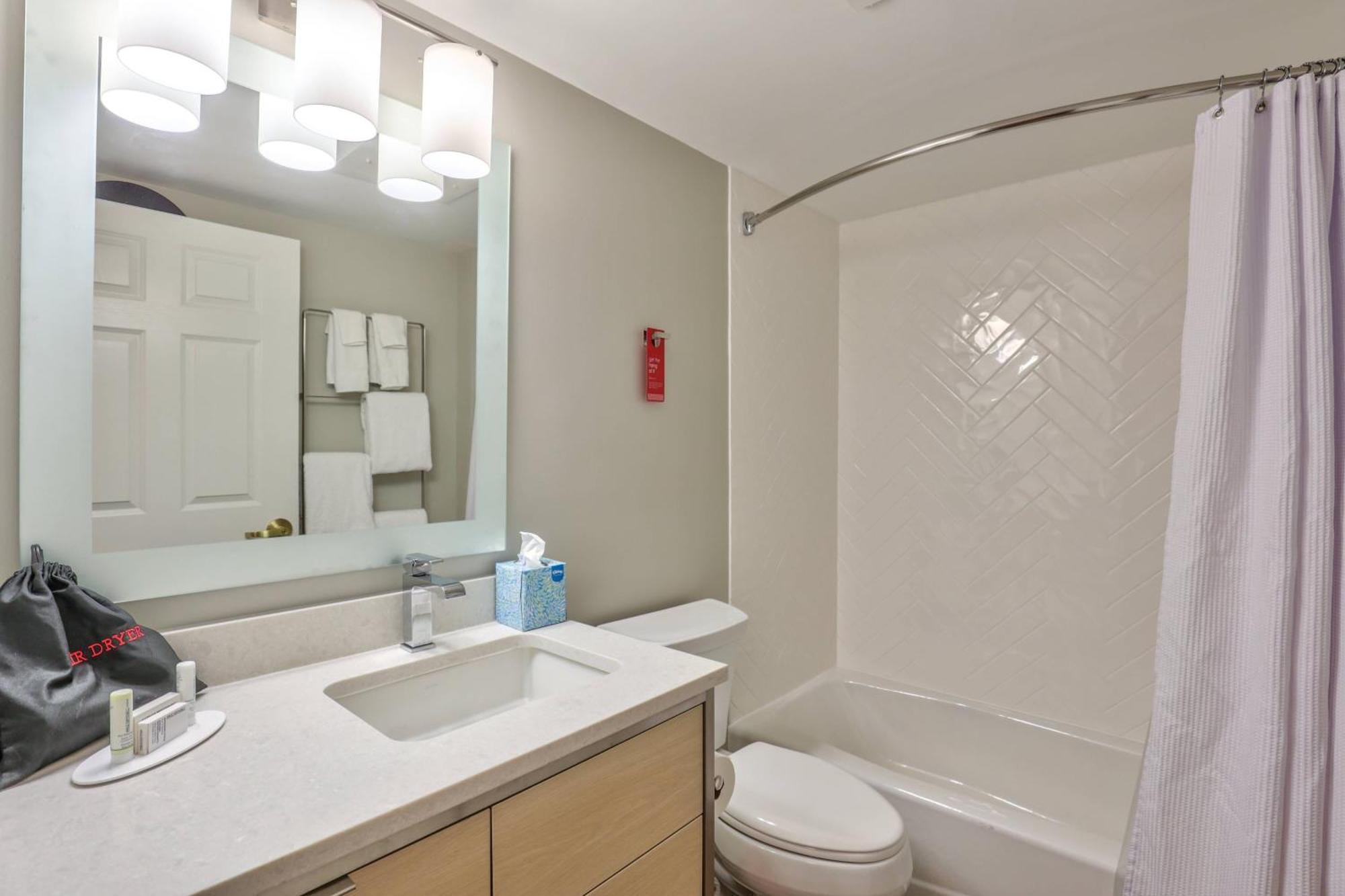 Alluxsuites At 1876, Ascend Hotel Collection Tallahassee Bagian luar foto