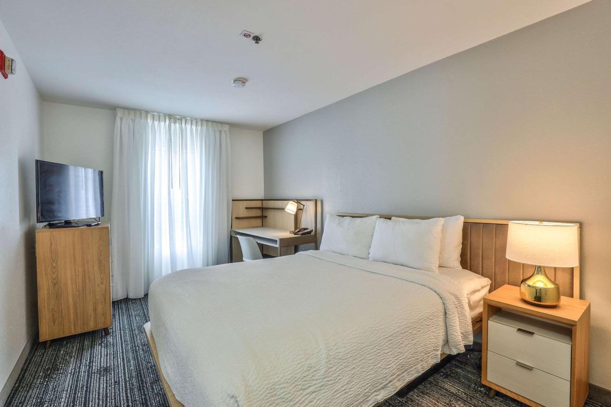 Alluxsuites At 1876, Ascend Hotel Collection Tallahassee Bagian luar foto