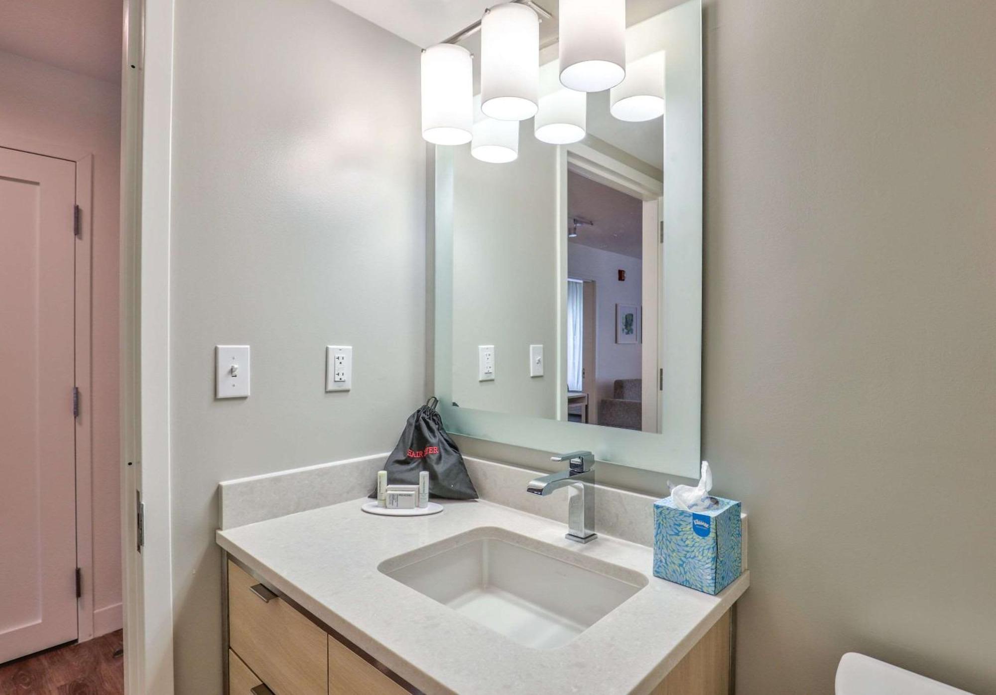 Alluxsuites At 1876, Ascend Hotel Collection Tallahassee Bagian luar foto